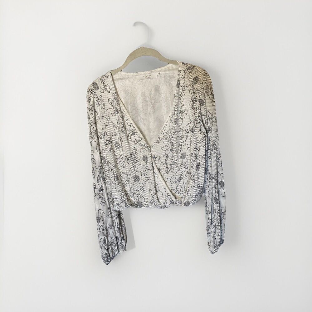 ASTR The Label Women’s Lined Summer Pleated Faux-Wrap Floral White Blouse Medium